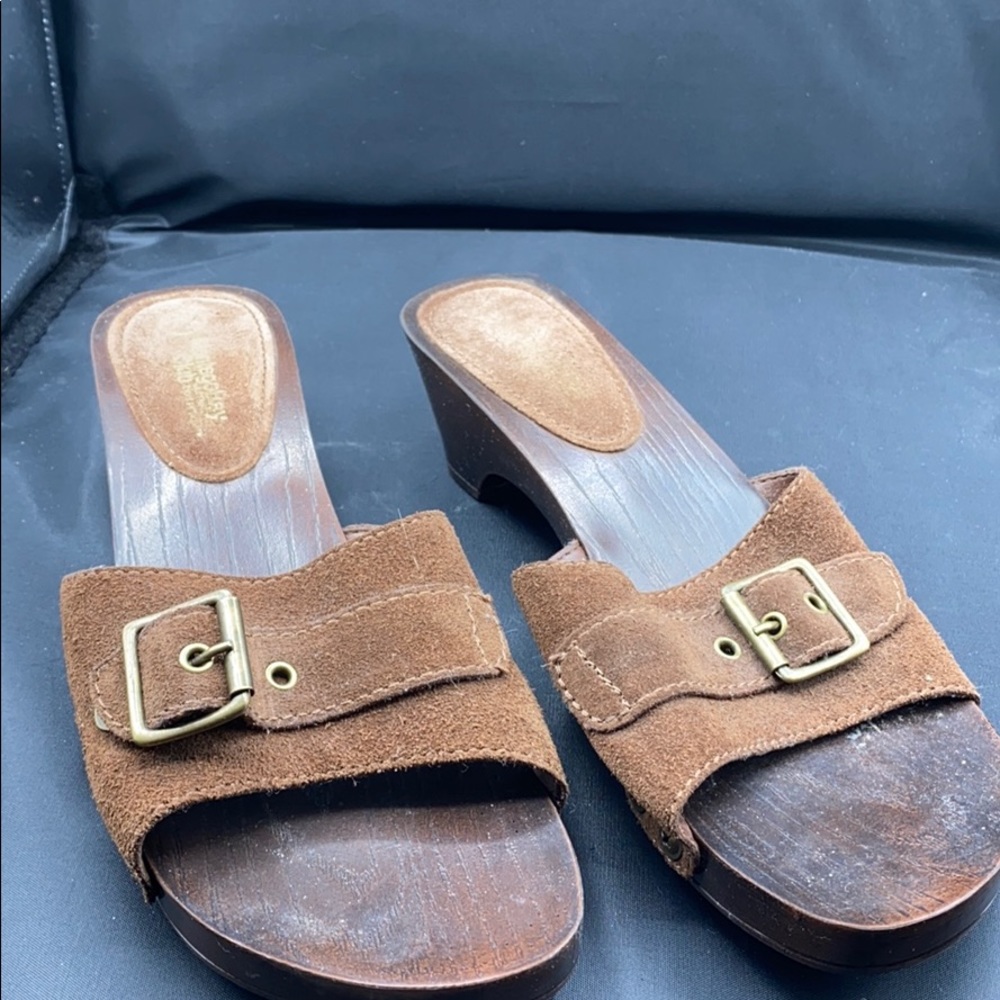 Wooden heels with buckle decoration